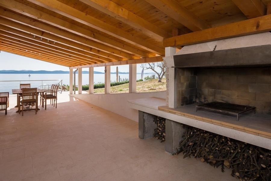 Area barbecue coperta con vista sul mare