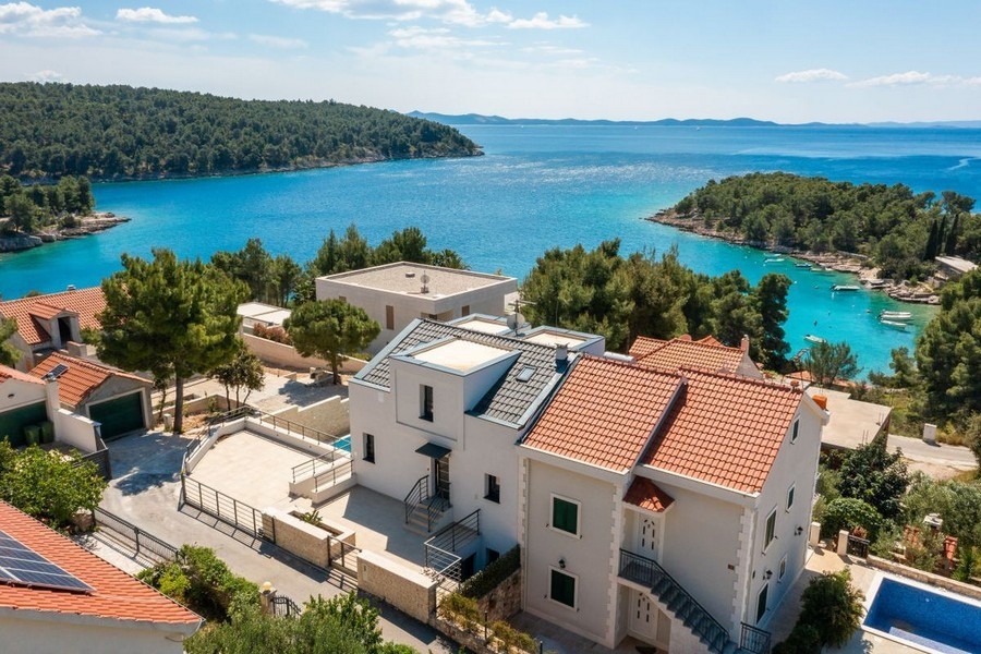 Villa moderna vicino alla riva del mare sull'isola di Brac in Croazia in vendita - Panorama Scouting.