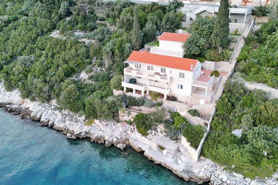 Villa mediterranea in prima fila sulla riva del mare in vendita in Croazia.