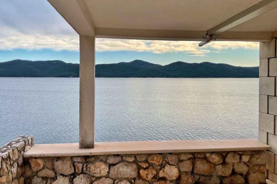 Terrazza con vista mare in prima fila sulla riva del mare