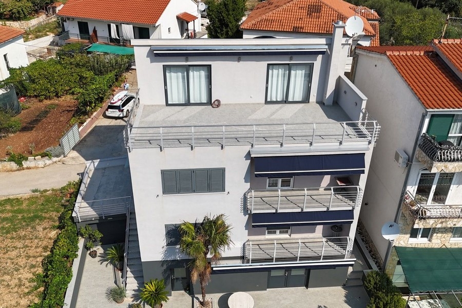 Casa con appartamenti sul mare in vendita in Croazia.