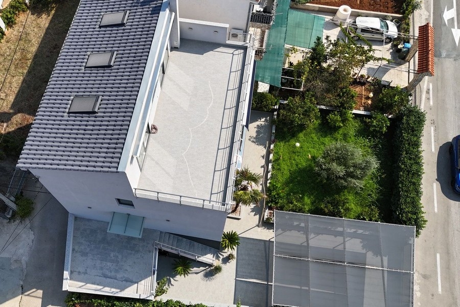 Vista aerea della casa con giardino e posti auto vicino al mare a Marina