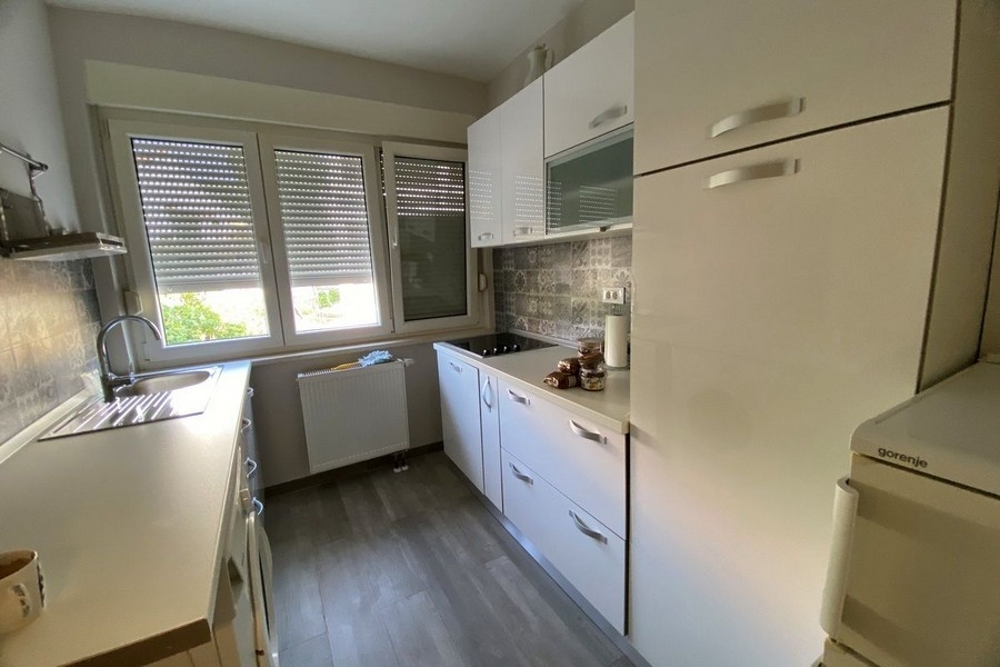 Cucina con dotazioni moderne nella casa a Marina