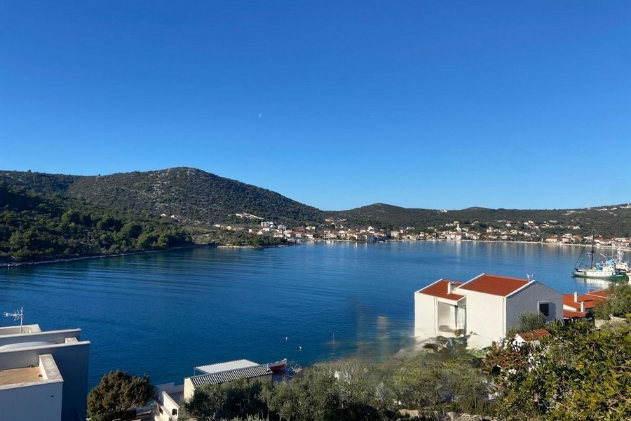Bungalow con vista mare in vendita vicino a Trogir in Croazia.