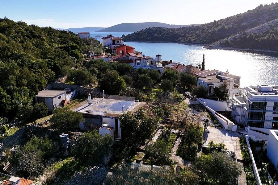 Bungalow da ristrutturare in vendita vicino a Trogir in Dalmazia.