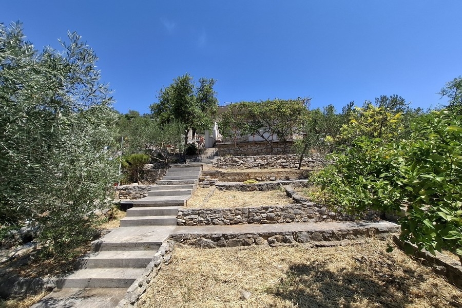 Casa con giardino e terrazze vicino al mare presso Trogir