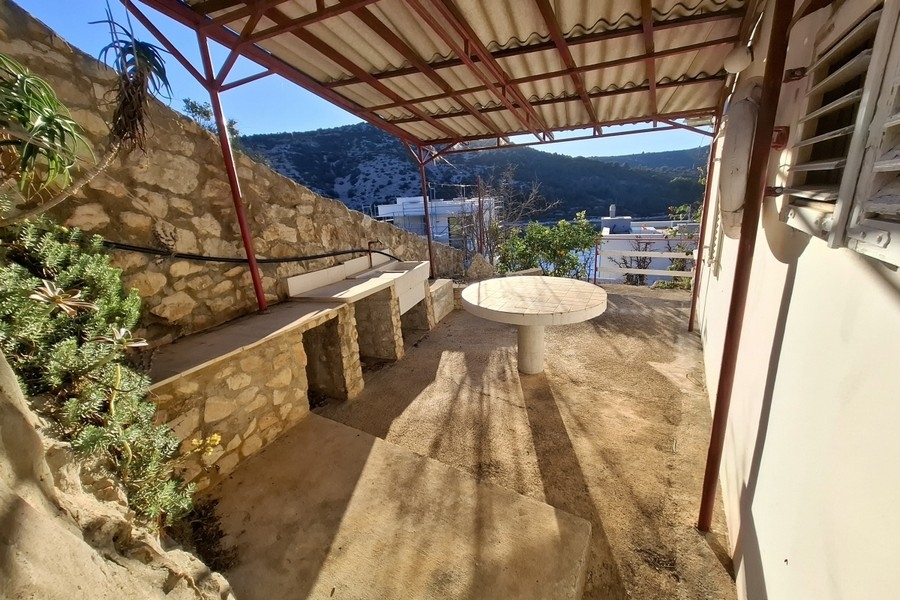 Terrazza coperta con cucina esterna e vista mare