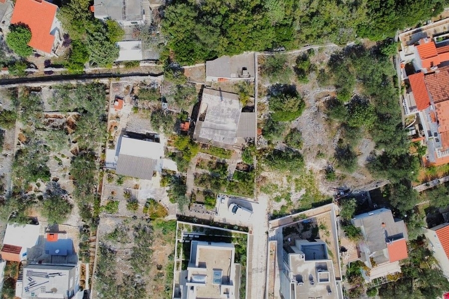 Vista aerea del terreno con casa vicino al mare presso Trogir