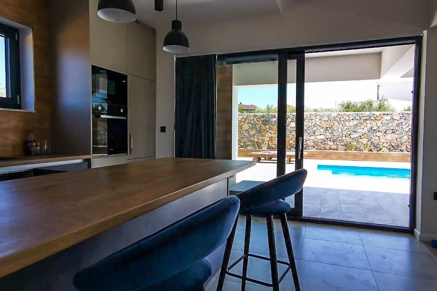 Cucina con vista sulla terrazza e sulla piscina