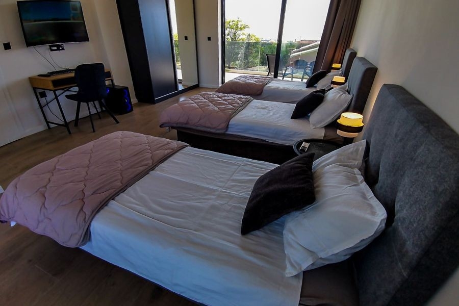 Camera da letto con balcone in una villa moderna in Croazia