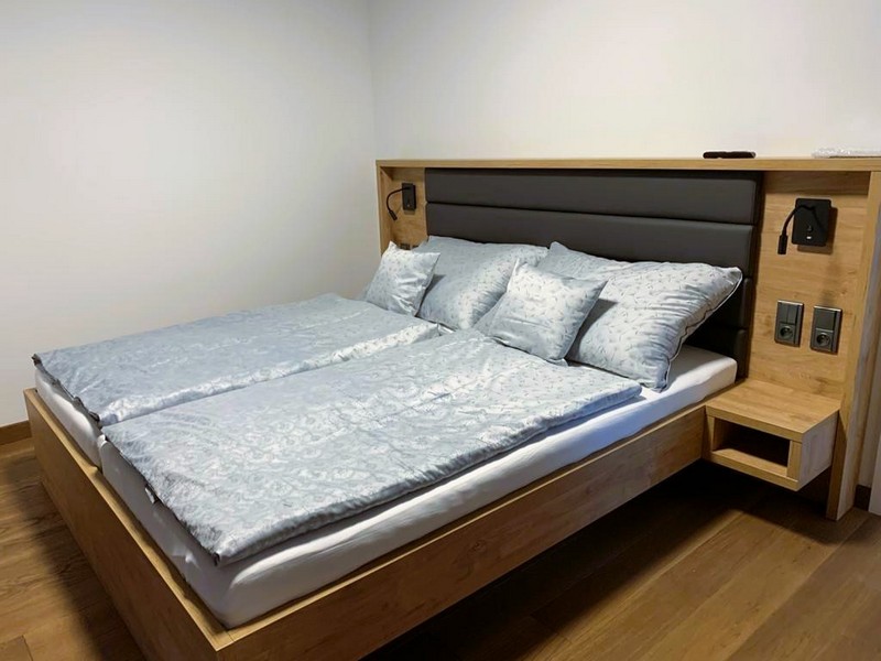 Camera da letto con letto matrimoniale villa moderna Croazia