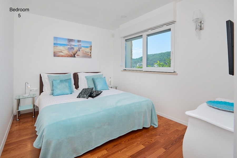 Camera da letto con letto matrimoniale e finestra con vista mare