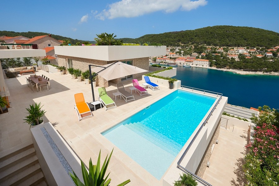 Villa con piscina e vista mare in vendita in Croazia.