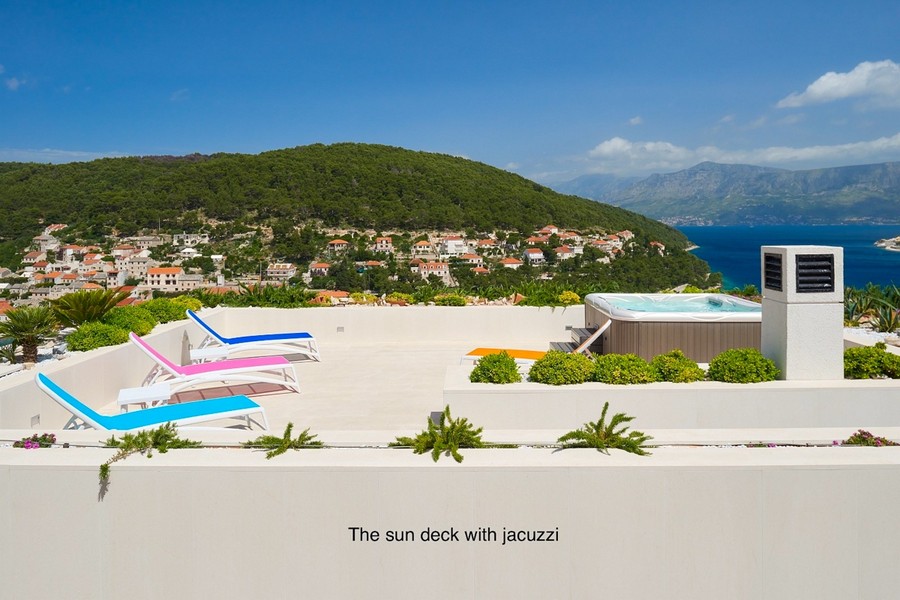 Terrazza sul tetto con jacuzzi e vista mare