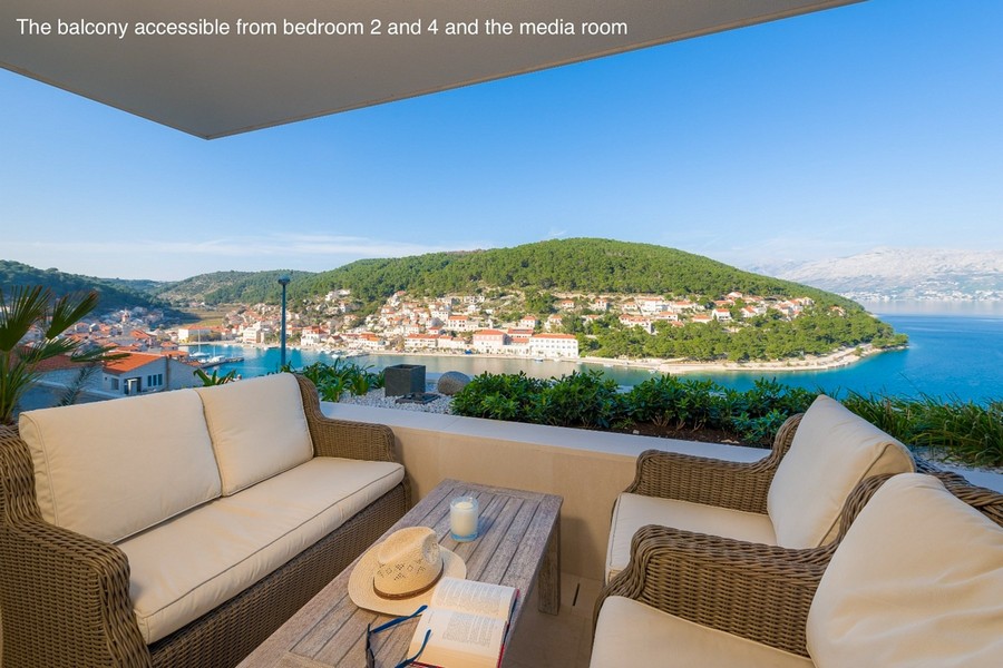 Balcone coperto con salotto e vista sulla baia e sul paese