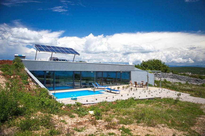 Villa con piscina in architettura moderna in vendita in Croazia.