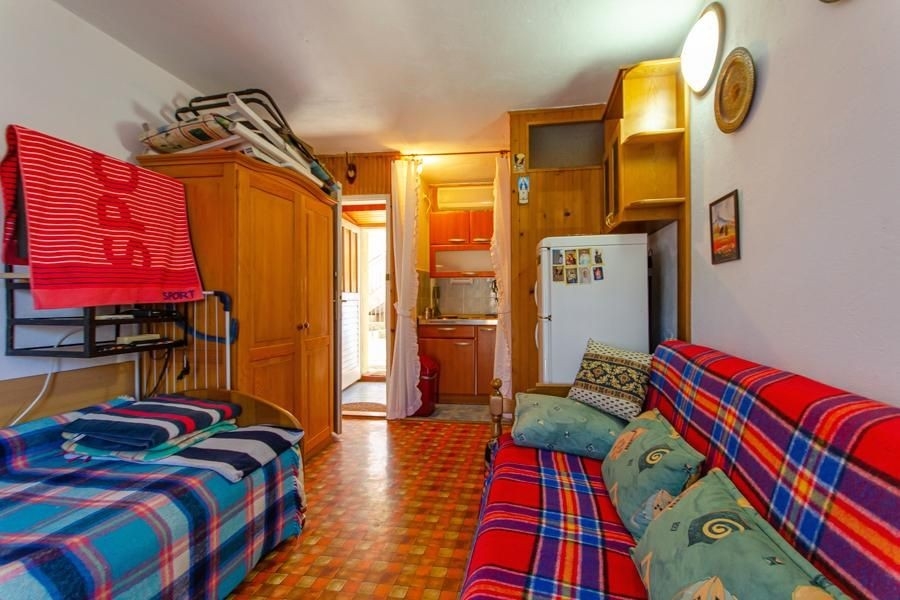 Zona giorno con divano e piccola cucina