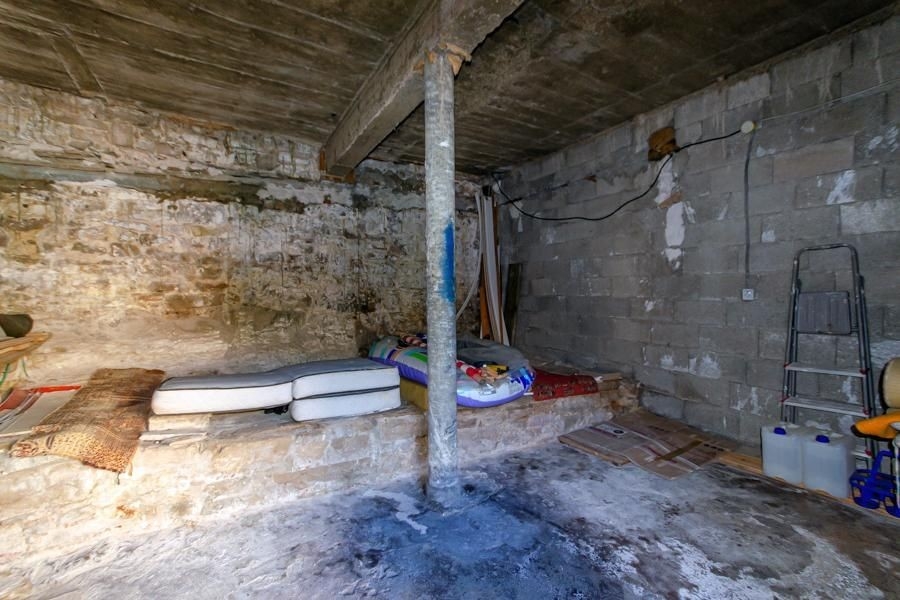 Taverna al piano terra con pareti in pietra naturale - da ristrutturare