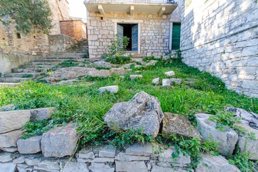Il giardino davanti all'edificio fa parte dell'offerta.