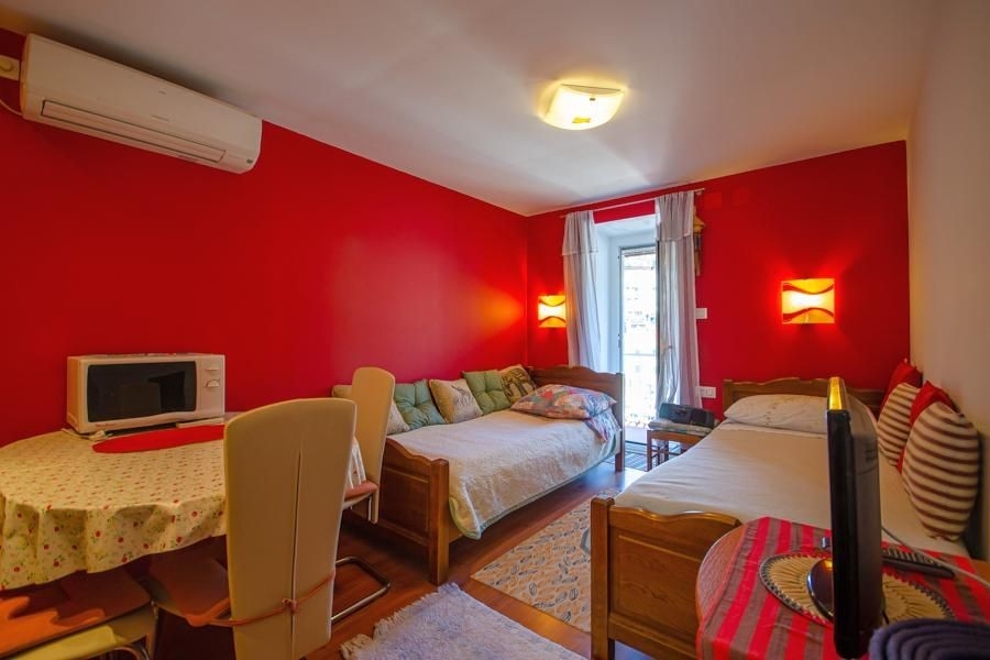 Camera da letto con due letti singoli e balcone