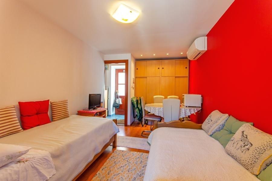 Camera da letto con zona salotto e aria condizionata