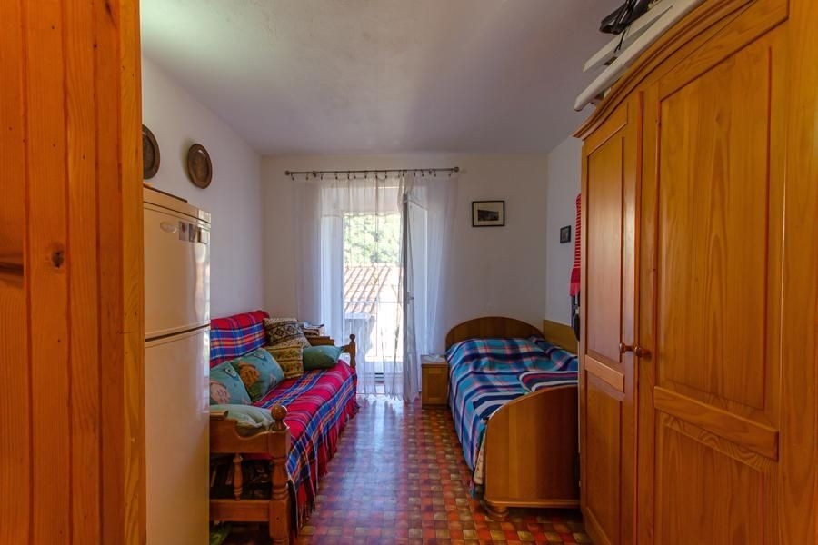 Camera da letto con armadio e balcone