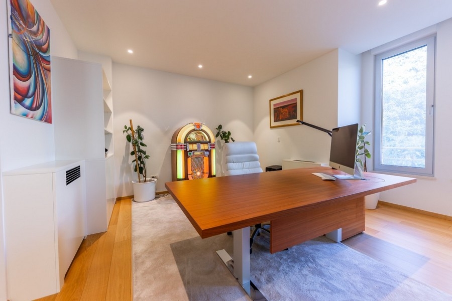 Studio con scrivania e dotazioni moderne