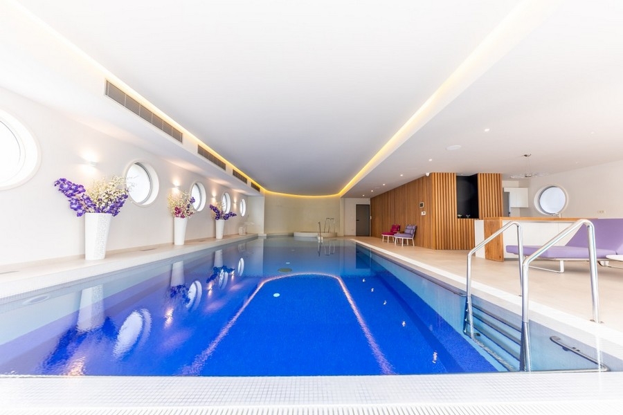 Piscina interna nell'esclusiva area benessere