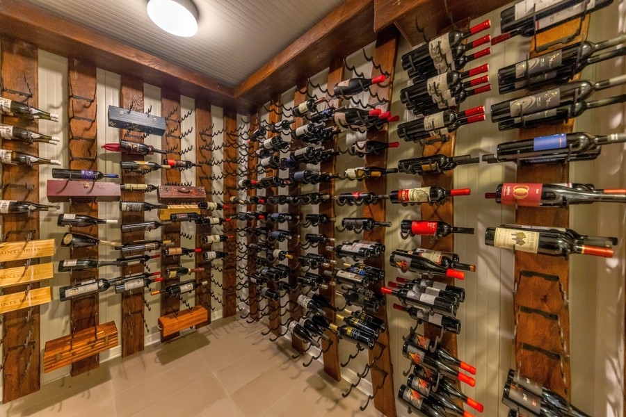 Cantina per il vino con ampio deposito di vini