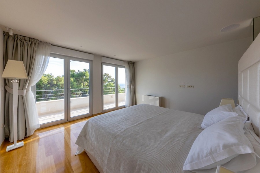 Camera da letto con balcone e vista sul verde