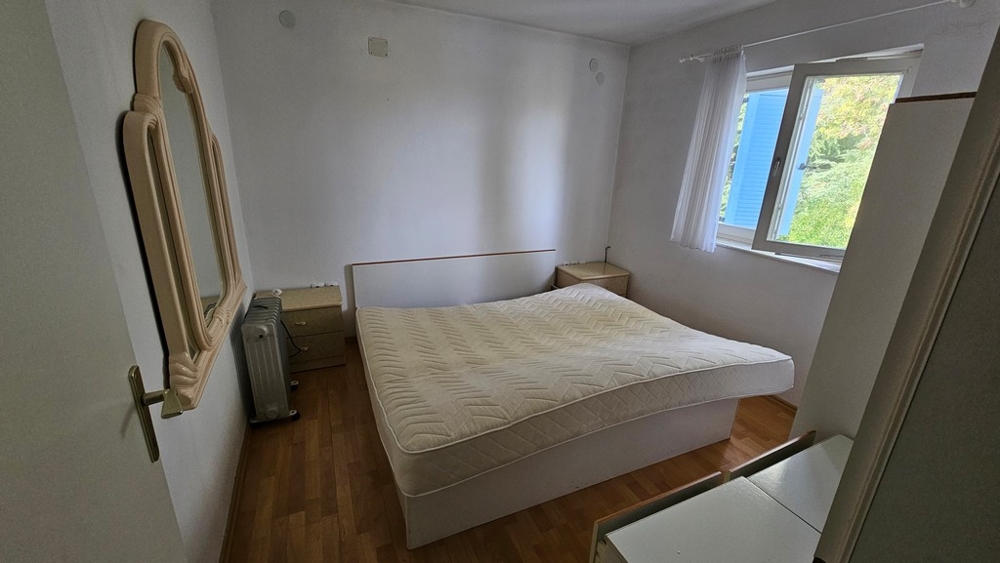 Camera da letto con letto matrimoniale e finestra