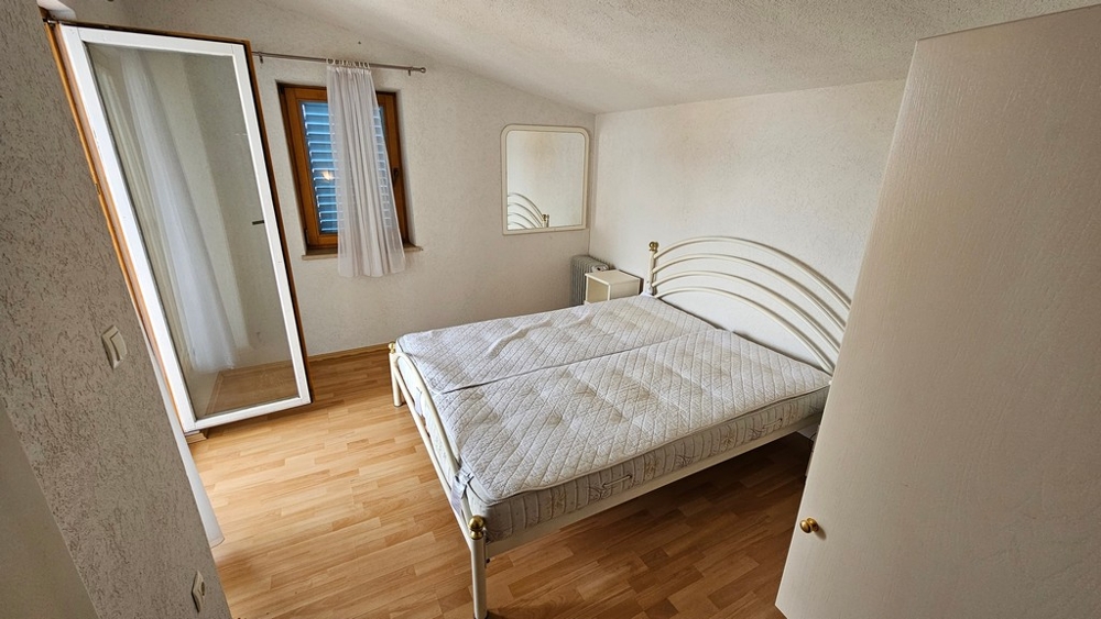 Camera da letto con letto matrimoniale e armadio
