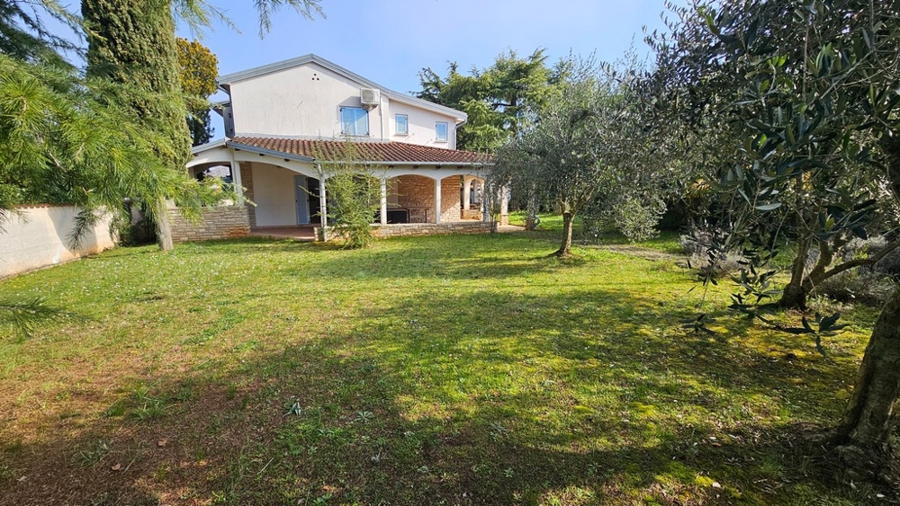 Casa mediterranea vicino alla spiaggia in vendita in Istria vicino a Novigrad.
