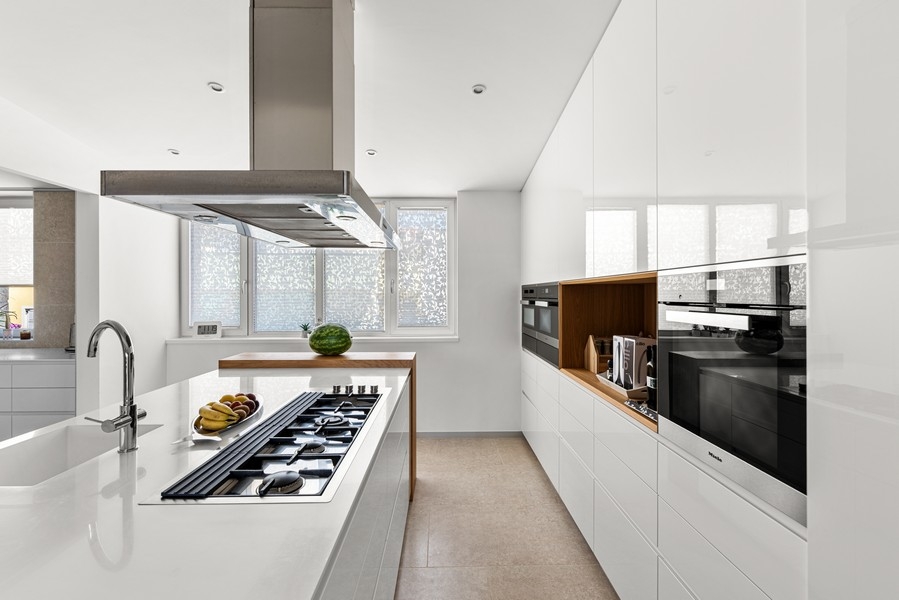Cucina moderna con isola ed elettrodomestici da incasso