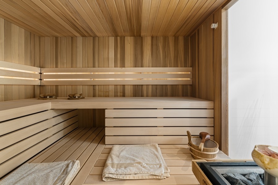 Sauna con rivestimento in legno nell'area benessere