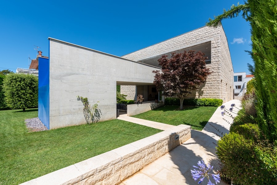 Villa moderna con giardino e architettura in pietra naturale