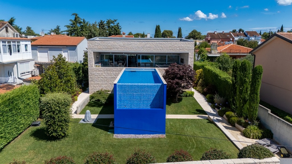Piscina a sfioro nel giardino della villa a Umag