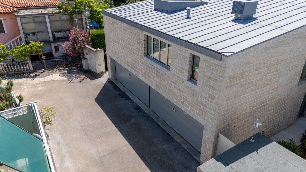 Area garage con posti auto per più veicoli