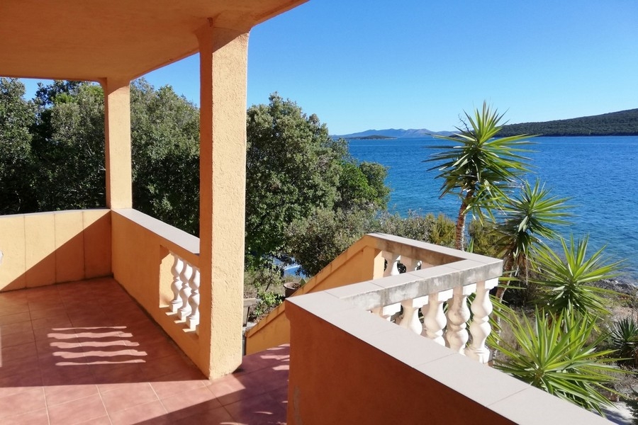 Casa direttamente sul mare in vendita sull'isola di Rivanj in Croazia.