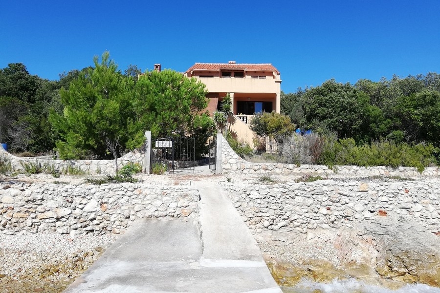 Casa direttamente sul mare in vendita in Croazia.