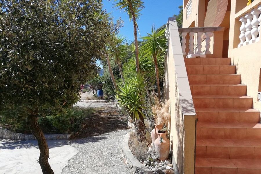 Giardino mediterraneo e cancello d'ingresso dell'immobile sull'isola