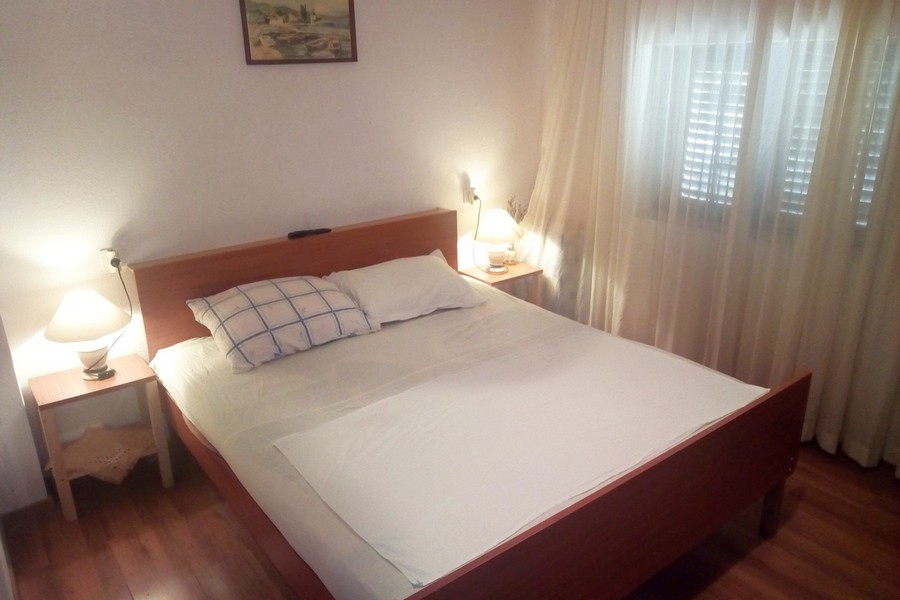 Camera da letto con letto matrimoniale dell'immobile sull'isola
