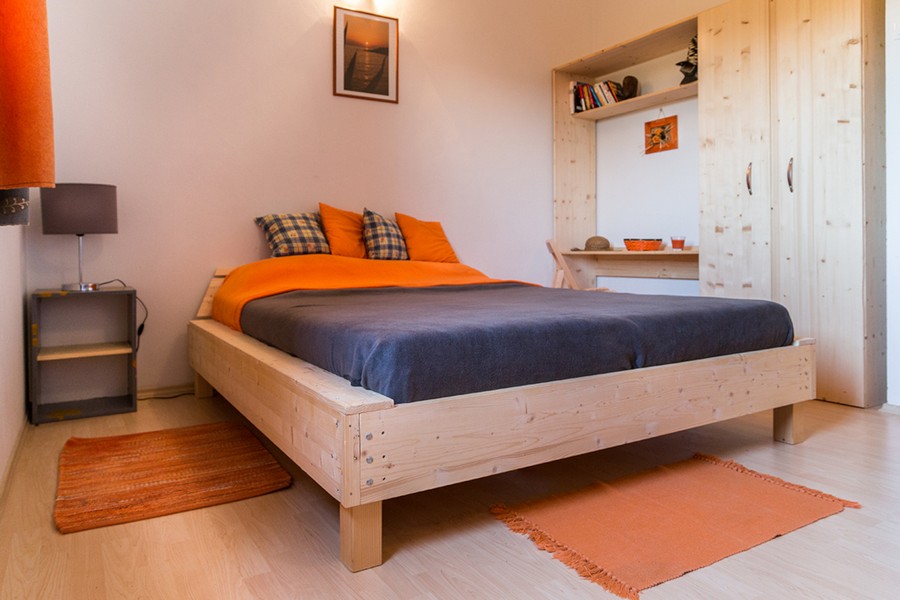 Camera da letto con letto in legno e armadio a muro