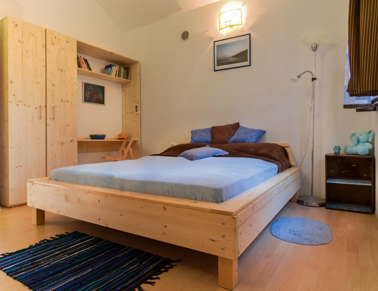 Camera da letto con letto matrimoniale e angolo studio