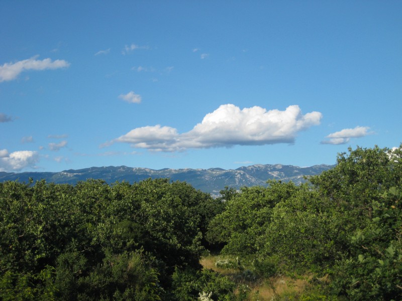Vista sul paesaggio mediterraneo fino alle montagne della terraferma