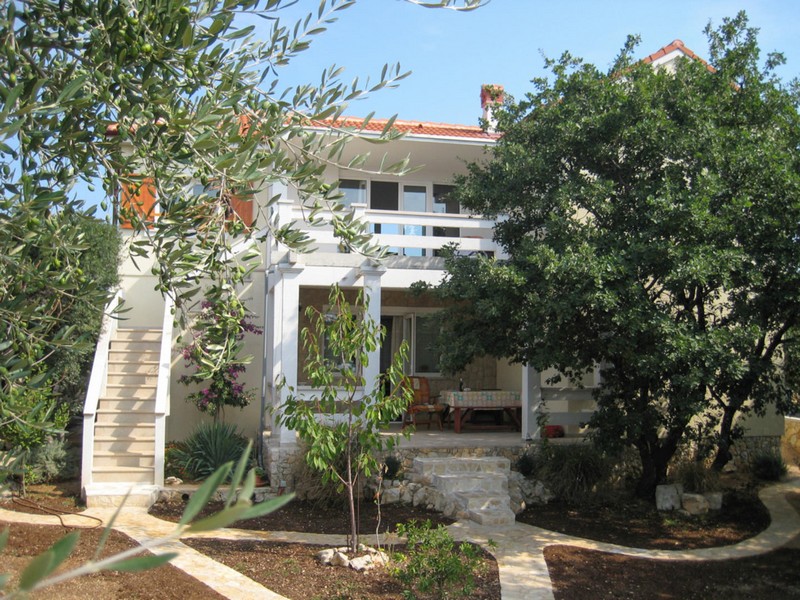 Casa mediterranea con giardino sull'isola di Pag