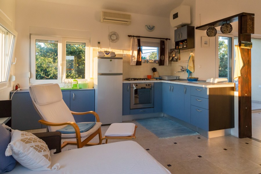 Zona giorno aperta con cucina e vista mare