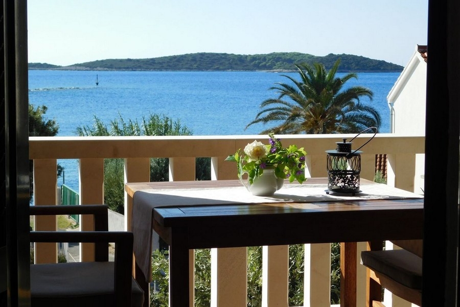 Vista sul mare dall'immobile H3860 in Croazia sull'isola di Vis.