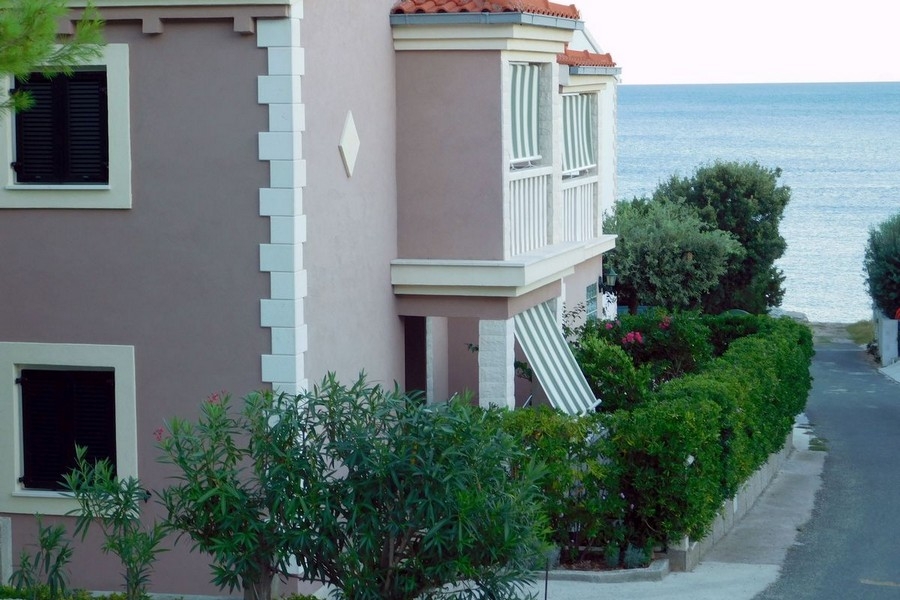 Casa vicino al mare sull'isola di Vis in Croazia in vendita.