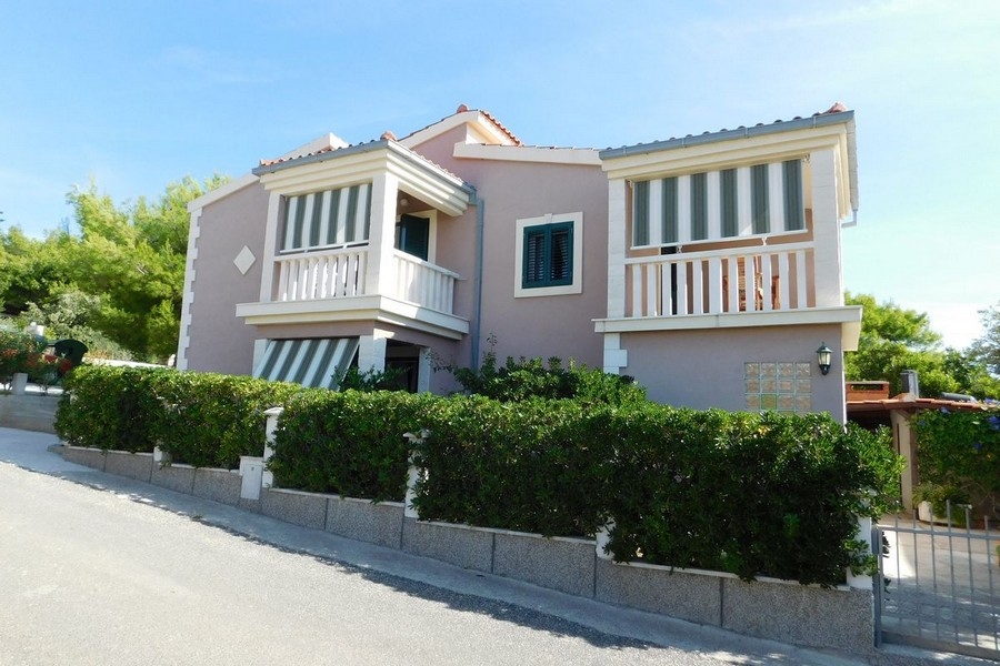 Casa con appartamenti vicino al mare in vendita, isola di Vis, Croazia.
